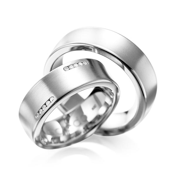 Set klassieke trouwringen in witgoud 14 kt. met in totaal 0,15 ct. Briljant tw/si van acredo - A-1094-1 Set klassieke trouwringen in witgoud 14 kt. met in totaal 0,15 ct. Briljant tw/si van acredo - A-1094-1