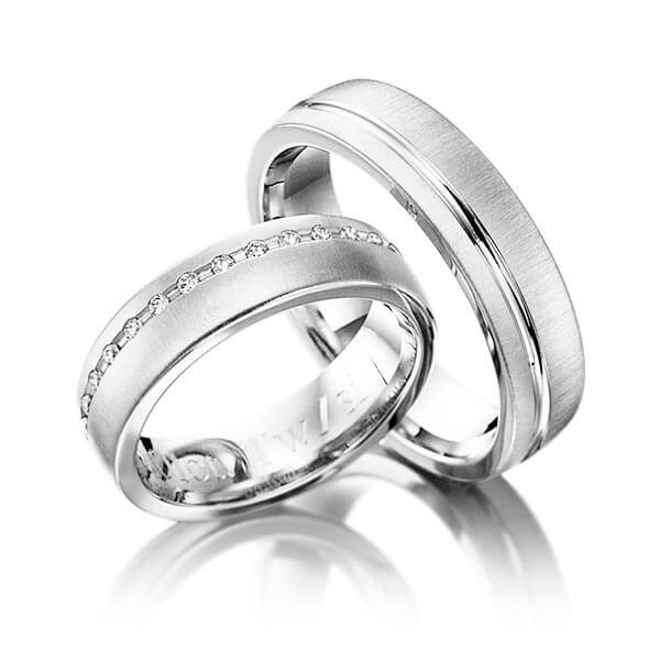 Set Klassieke trouwringen in witgoud 14 kt. met in totaal 0,15 ct. Briljant tw/si van Eternal Touch Set Klassieke trouwringen in witgoud 14 kt. met in totaal 0,15 ct. Briljant tw/si van Eternal Touch