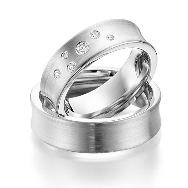 Set klassieke trouwringen in witgoud 14 kt. met in totaal 0,15 ct. Briljant tw/si van Steinberg