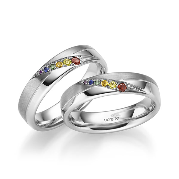 Set Klassieke trouwringen in witgoud 14 kt. met in totaal 0,176 ct. Briljant Saffier Blauw Red Cherry Saffier Geel Saffier Oranje Apple Green van acredo