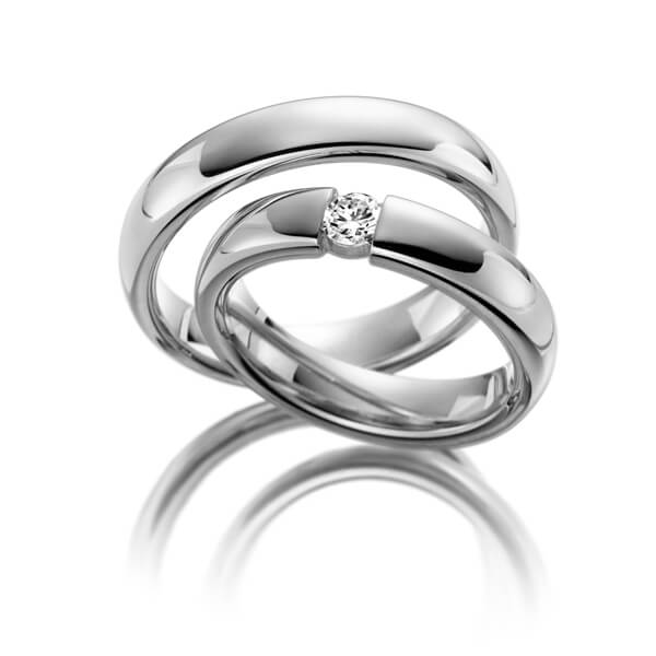 Set klassieke trouwringen in witgoud 14 kt. met in totaal 0,17 ct. Briljant tw/si van Steinberg