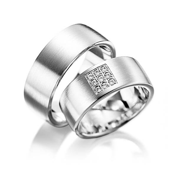 Set klassieke trouwringen in witgoud 14 kt. met in totaal 0,18 ct. Briljant tw/si van Eternal Touch