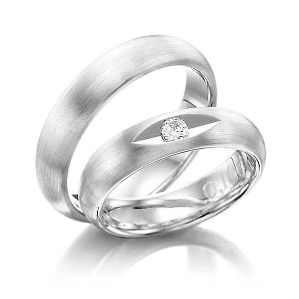 Set klassieke trouwringen in witgoud 14 kt. met in totaal 0,1 ct. Briljant tw/si van Eternal Touch