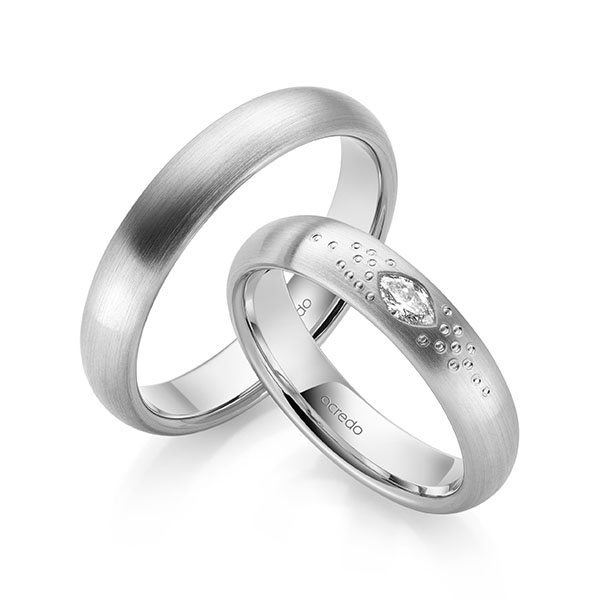 Set klassieke trouwringen in witgoud 14 kt. met in totaal 0,1 ct. tw,vs van acredo