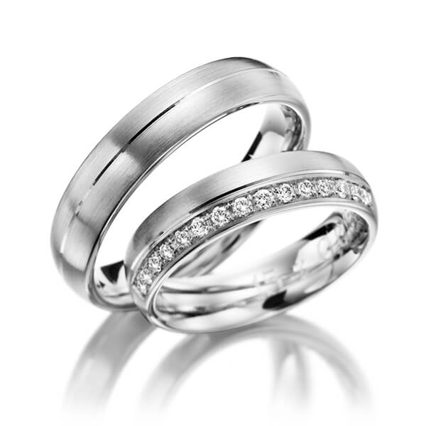 Set Klassieke trouwringen in witgoud 14 kt. met in totaal 0,225 ct. Briljant tw/si van Steinberg - Q-1200-1 Set Klassieke trouwringen in witgoud 14 kt. met in totaal 0,225 ct. Briljant tw/si van Steinberg - Q-1200-1