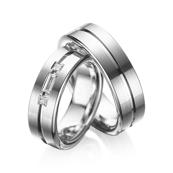 Set Klassieke trouwringen in witgoud 14 kt. met in totaal 0,22 ct. Baguette-Diamant & Princess-Diamant tw,vs van acredo - A-1011-6 Set Klassieke trouwringen in witgoud 14 kt. met in totaal 0,22 ct. Baguette-Diamant & Princess-Diamant tw,vs van acredo - A-1011-6