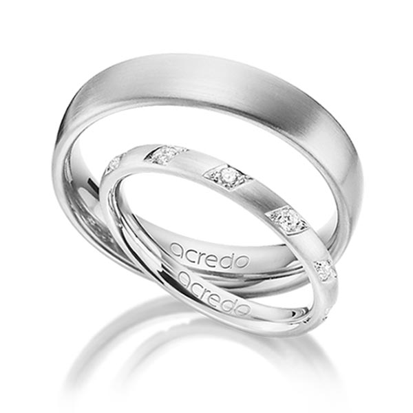 Set klassieke trouwringen in witgoud 14 kt. met in totaal 0,22 ct. Briljant tw/si van acredo