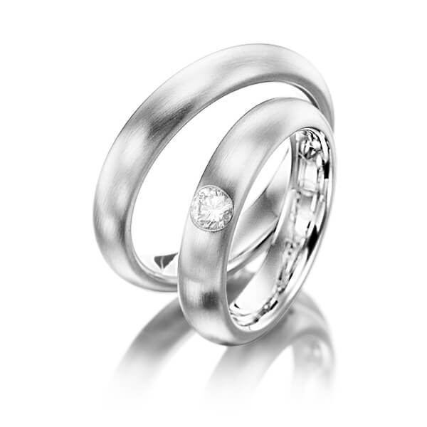 Set klassieke trouwringen in witgoud 14 kt. met in totaal 0,22 ct. Briljant tw/si van Steinberg