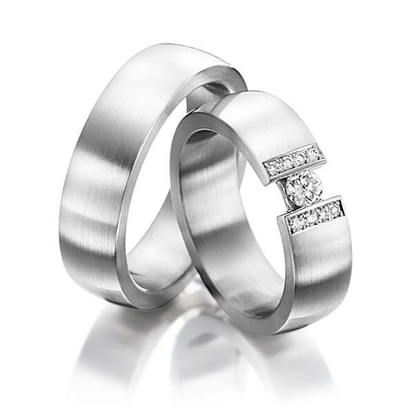 Set klassieke trouwringen in witgoud 14 kt. met in totaal 0,25 ct. Briljant tw/si tw,vs van Eternal Touch