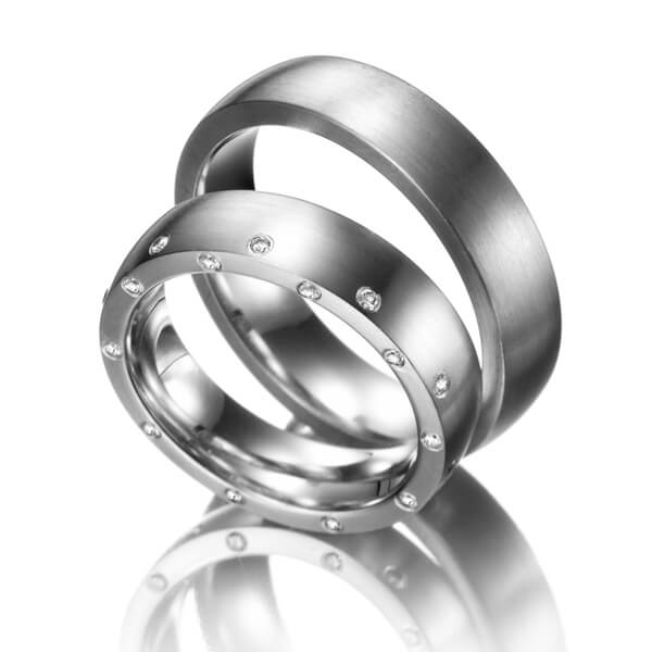 Set klassieke trouwringen in witgoud 14 kt. met in totaal 0,25 ct. Briljant tw/si van Steinberg