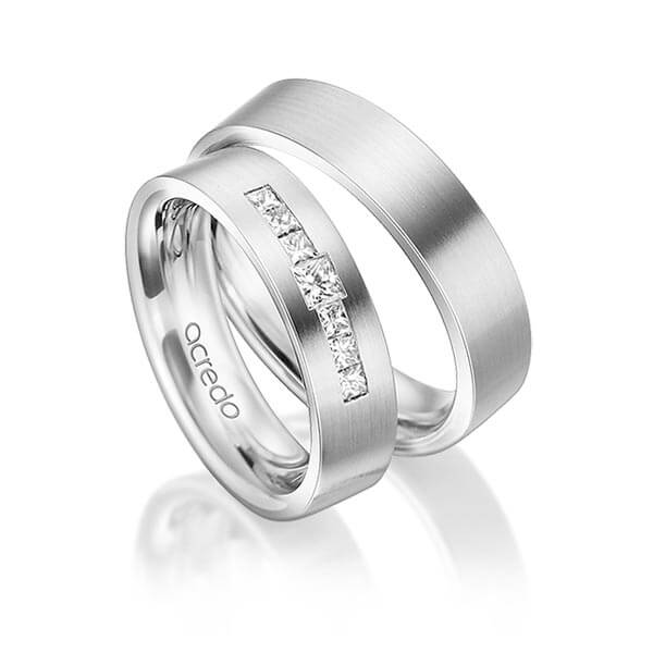 Set klassieke trouwringen in witgoud 14 kt. met in totaal 0,26 ct. Princess-Diamant tw/si van acredo