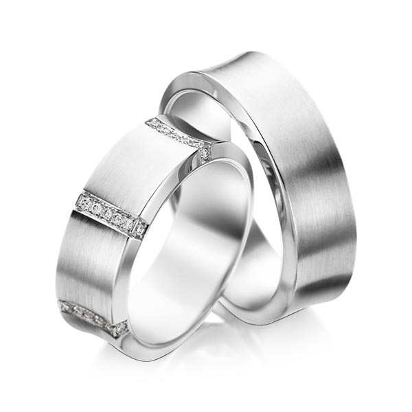 Set klassieke trouwringen in witgoud 14 kt. met in totaal 0,336 ct. Briljant tw/si van acredo