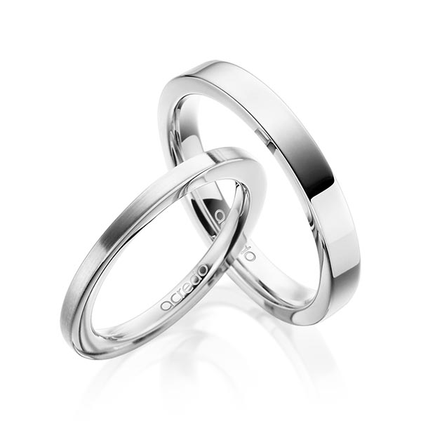 Set klassieke trouwringen in witgoud 14 kt. van acredo