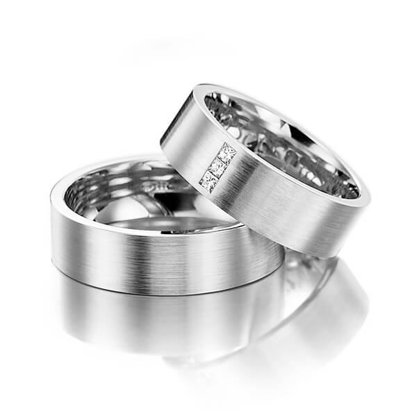 Set klassieke trouwringen in witgoud 18 kt. met in totaal 0,09 ct. Princess-Diamant tw,vs van Eternal Touch - Y-1121-2 Set klassieke trouwringen in witgoud 18 kt. met in totaal 0,09 ct. Princess-Diamant tw,vs van Eternal Touch - Y-1121-2